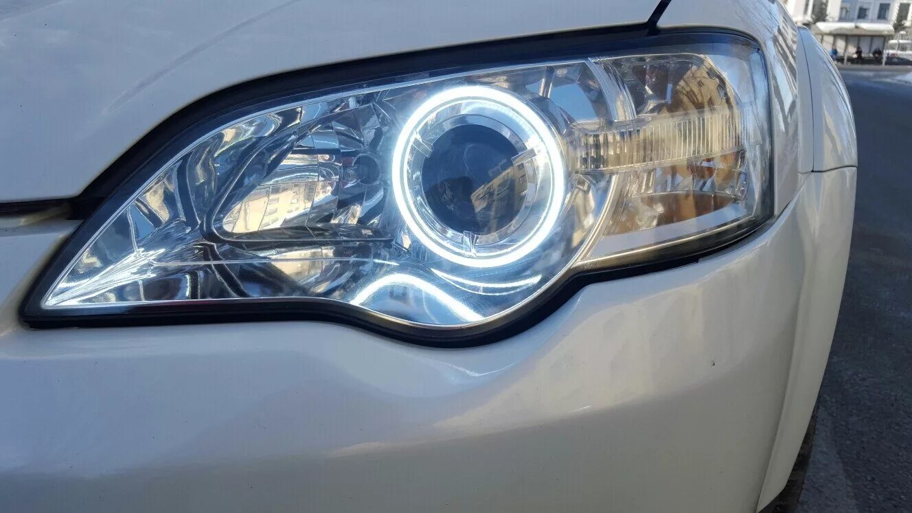 Ангельские глазки Subaru Legacy. Субару Аутбек ангельские глазки. Subaru Outback 2011 фара. Фара Субару Аутбек 2011.