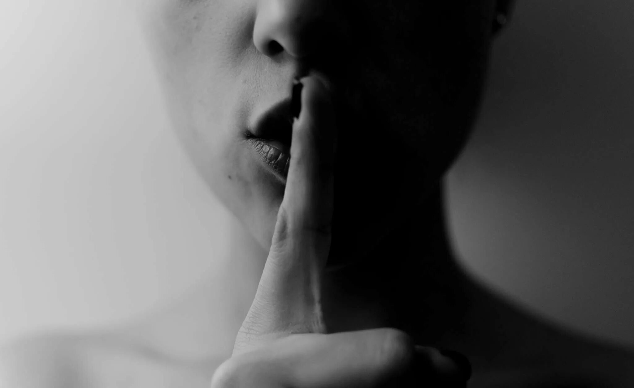 Палец к губам жест. Палец прижатый к губам. Звуки молчать. Тишина человек. Тссс картинка.