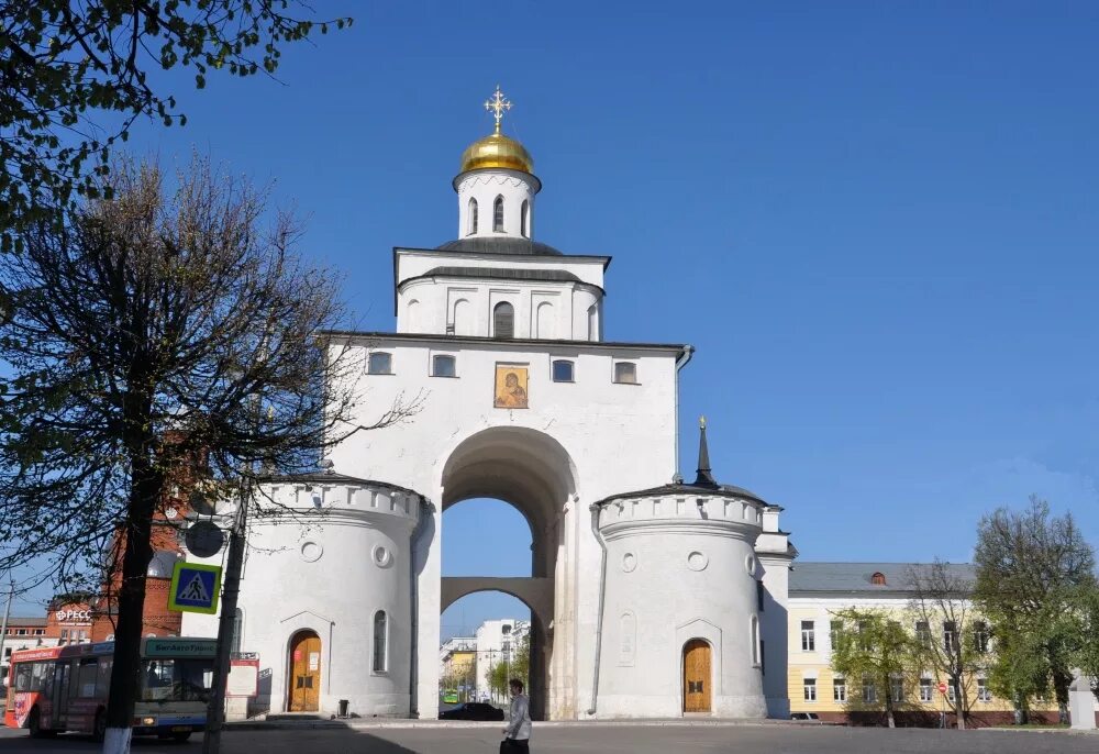 Золотые ворота достопримечательность города. 1164 - Золотые ворота Автор. Крепостные золотые ворота во Владимире. Белокаменные золотые ворота во Владимире.