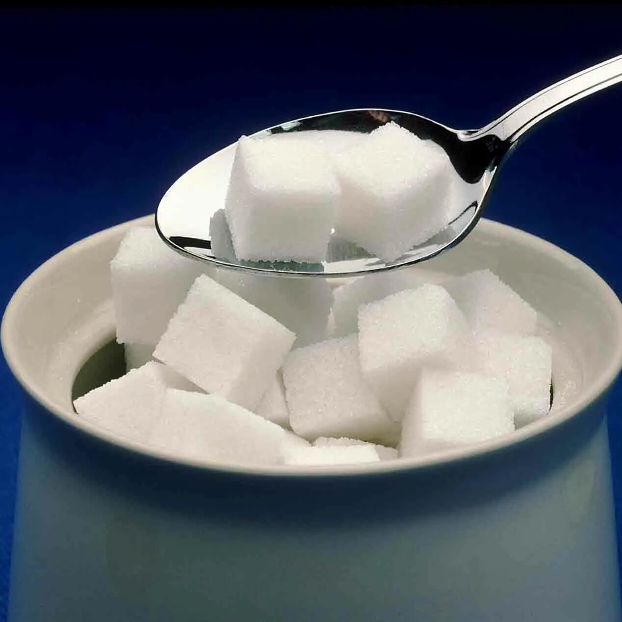 Сахар. Сахар рафинад. Сахарница для кускового сахара. Рафинированный сахар. Берг сахара