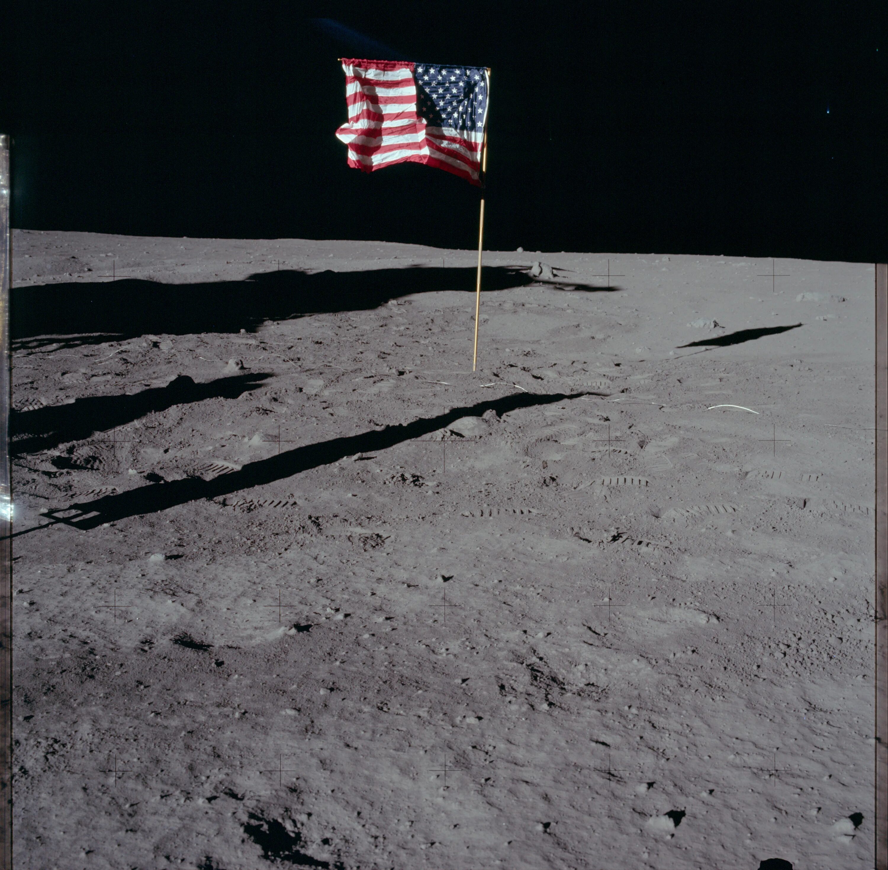 Man lands on the moon. Флаг США на Луне. Аполлон 11 флаг. Флаг США на Луне сейчас.