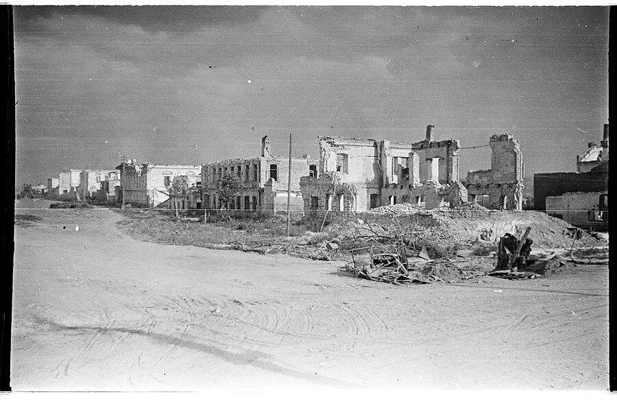 После освобождения города. Освобождение Белгорода 1943. Освобожденный Белгород 1943. Разрушенный Орел 1943. Белгород 1943 год.