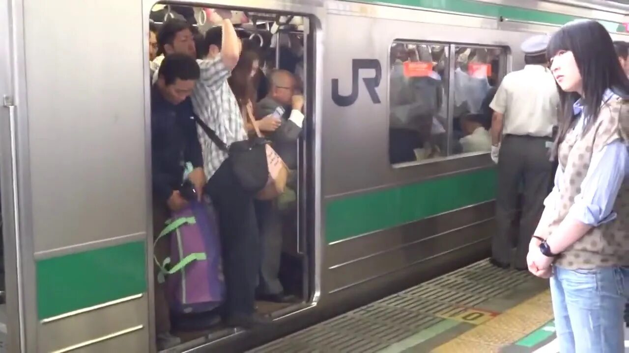 Японское метро без цензуры. Метро в Японии в час пик. Метро Токио час пик. Токийское метро в час пик. Трамбовщик в метро в Японии.