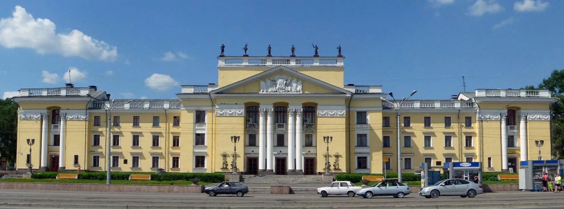 Сайт алюминщик новокузнецка. Дворец Алюминщиков Новокузнецк. ДК Алюминщик Новокузнецк. Дворец культуры Алюминщик Новокузнецк архитектура. Дворец культуры Алюминщик.