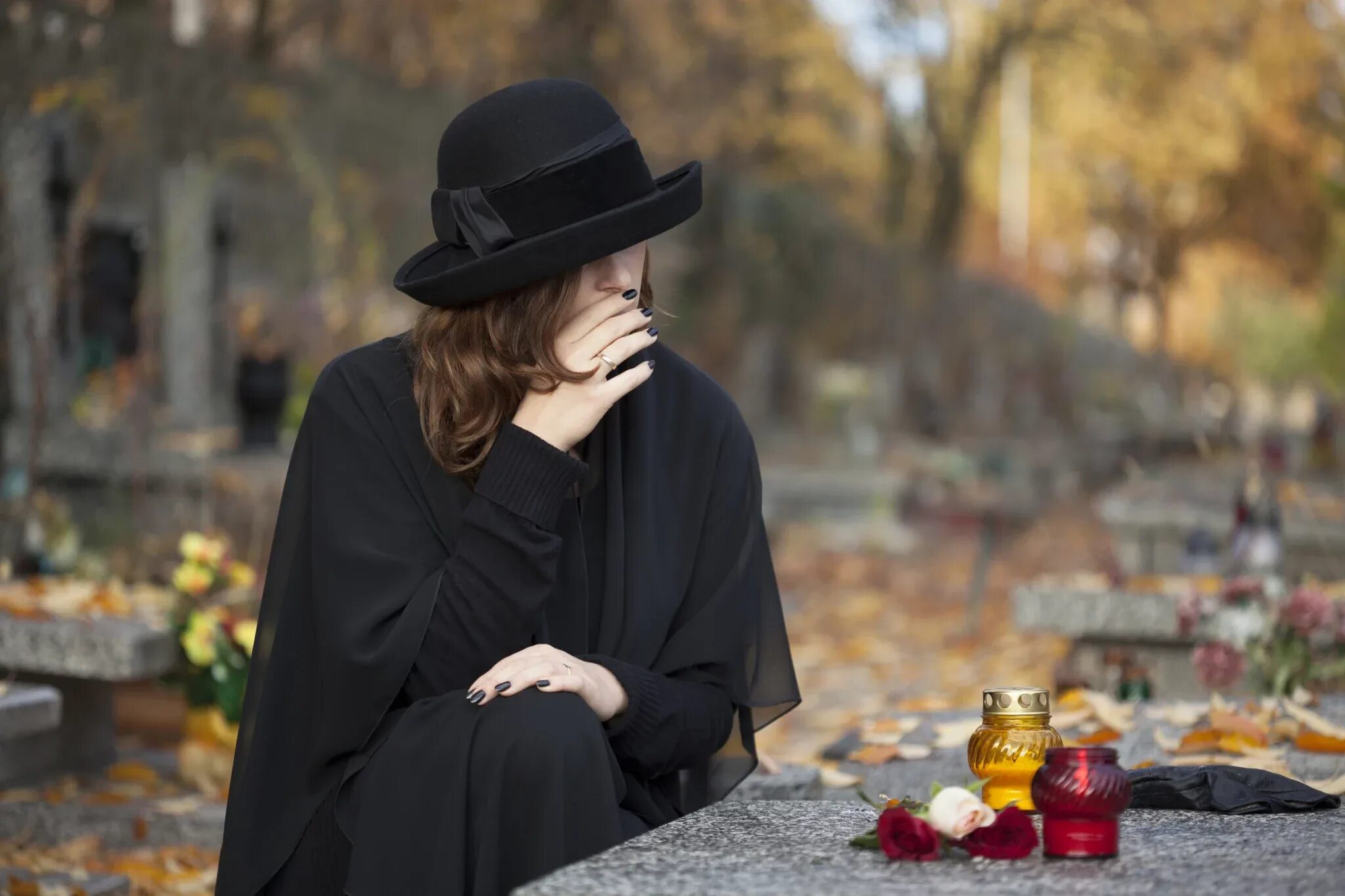 Красивая женщина в трауре. Девушка в черном на кладбище. Вдова на кладбище. Женщина в трауре