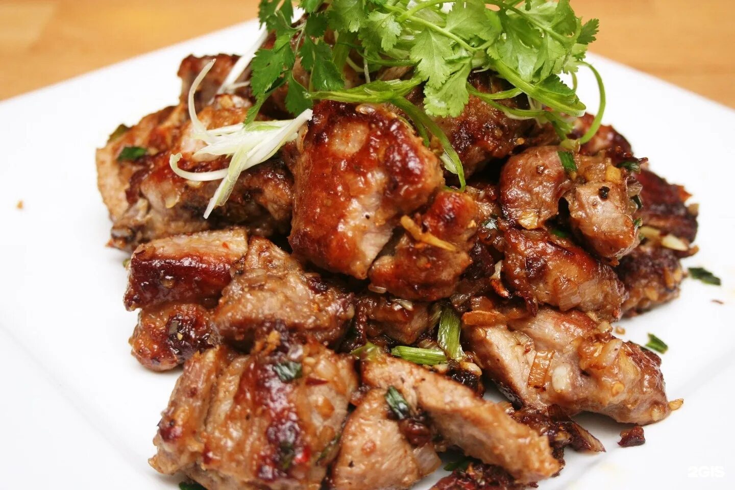 Ребрышки на тарелке. Свинные рёбрышки в мультиварке. Как приготовить свиные ребрышки в мультиварке. Ребрышки. Как приготовить свиные ребрышки в мультиварке.