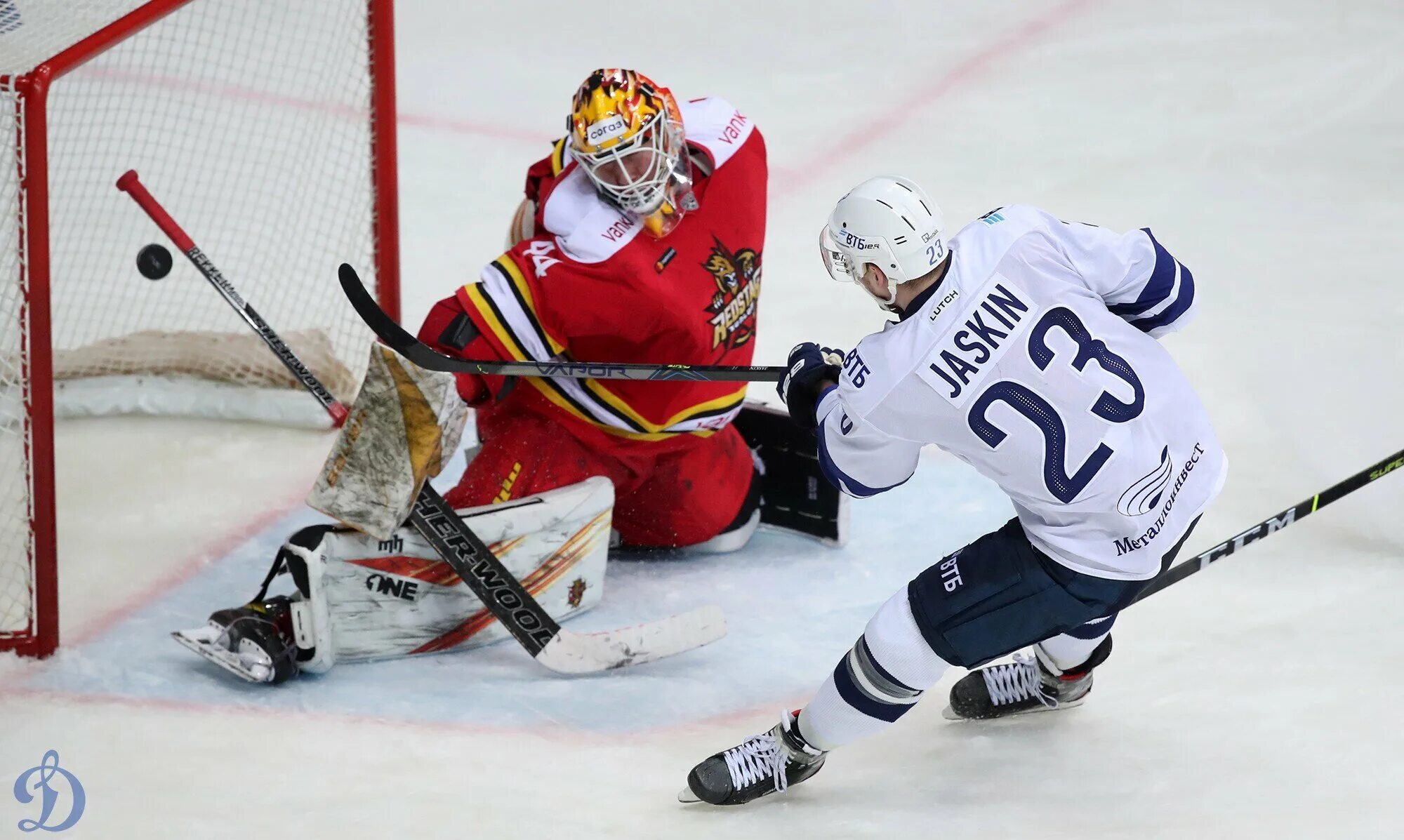 Динамо минск кунь лунь. Вратарь куньлуня. Кхл динамо куньлунь. Хоккей динамо куньлунь. Динамо минск кунь лунь.