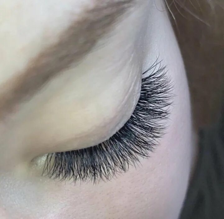 Ресницы 2д эффект кайли. Поресничное наращивание. Красивая форма бровей. Шикарные нарощенные ресницы. Наращивание ресниц 2021.