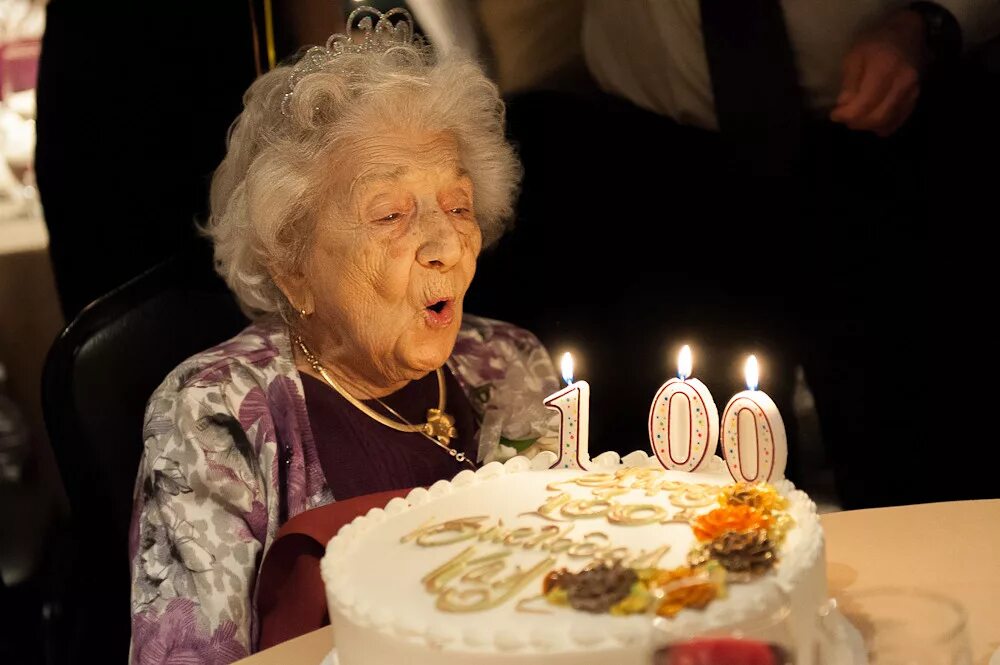 Бабушка 30 лет. Долгожители 100 лет. торт с бабкой. веселый долгожитель. торт для бабушки.