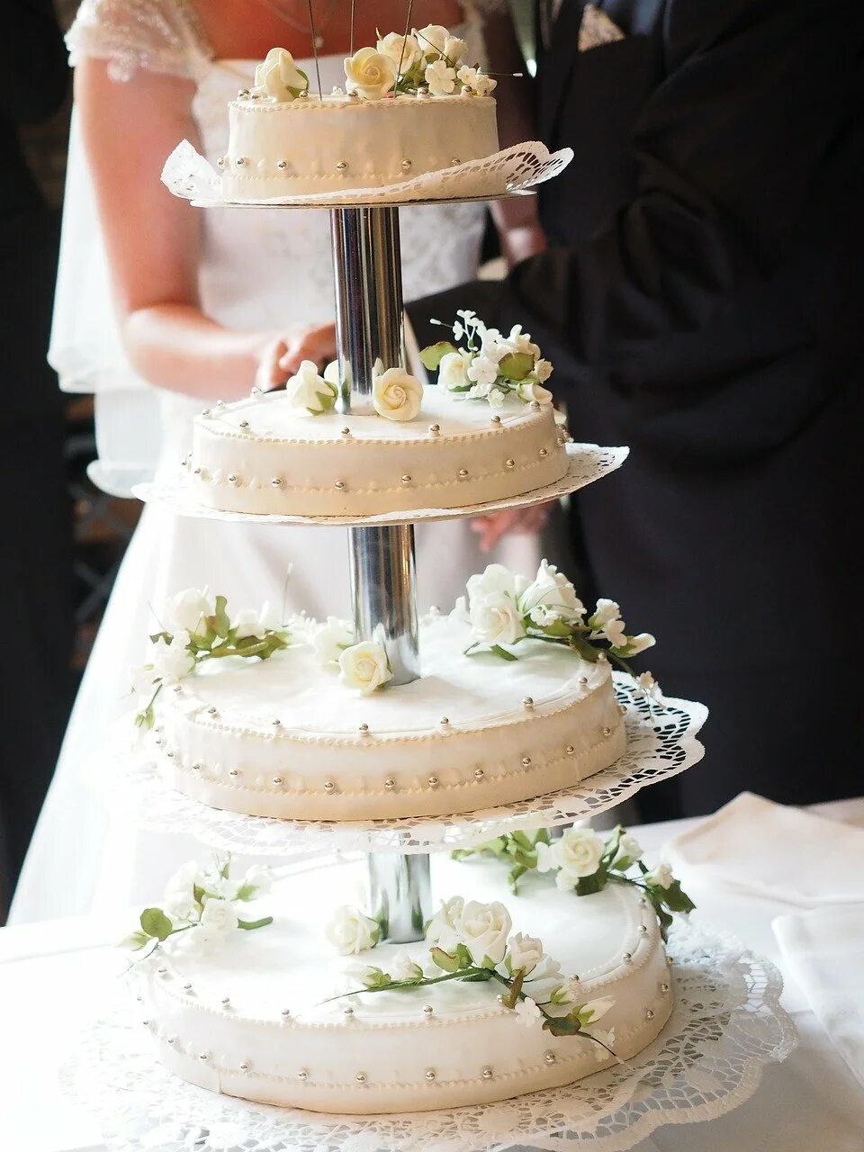Фото трехъярусного. Свадебный торт трехъярусный. Свадебный торт многоярусный. Свадебные торт трёх яростный. Трехэтажный свадебный торт.