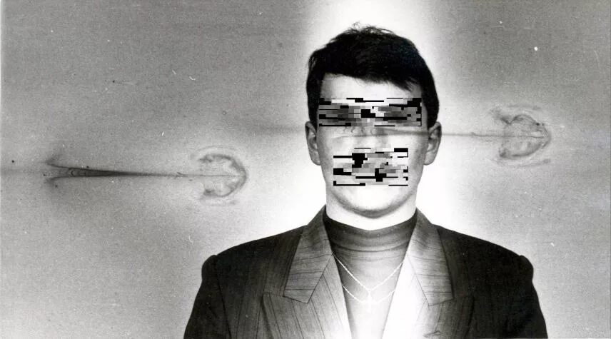 Привидения на фотографи. Слендермен 1983. Это реальная фотография. Приведения на фотографиях с людьми. Реальные снимки призраков.