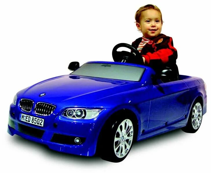 Маленькая синяя машина. Игрушка машина. Маленький мальчик в игрушечной машине. Игрушечная машина для 8 летних мальчиков. Маленький мальчик на машине.