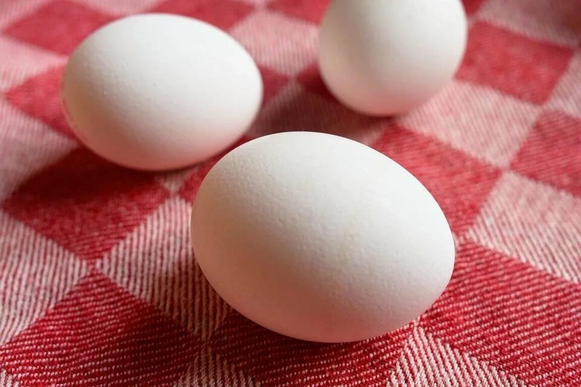 Третье яичко. Яйца на столе. Яйцо куриное. Яйцо куриное белое. Яйцо картинка.