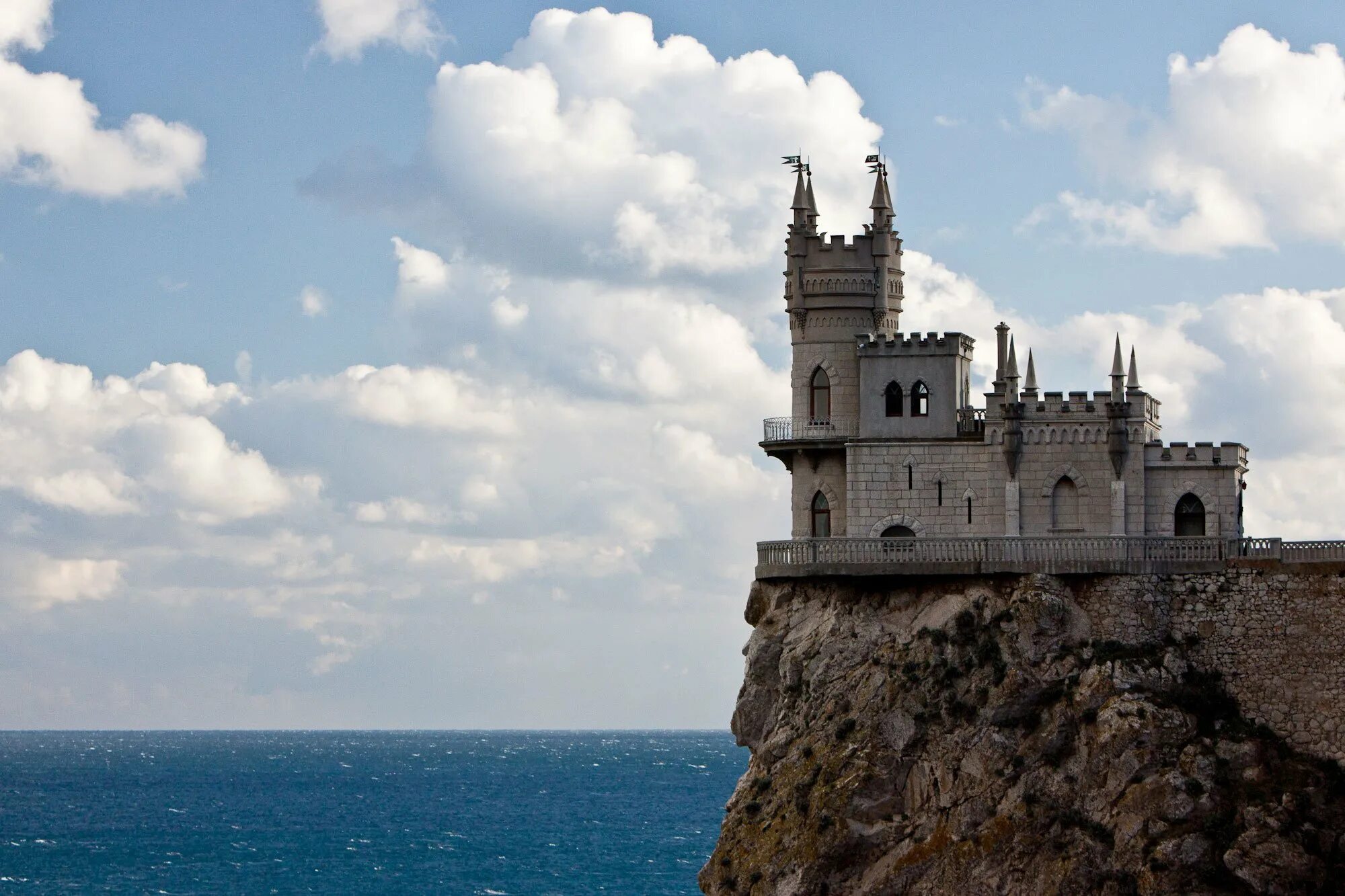 Ласточкино населенный пункт. Гаспра ласточкино гнездо. алушта ласточкино гнездо. замок ласточкино гнездо в крыму. керчь ласточкино гнездо.