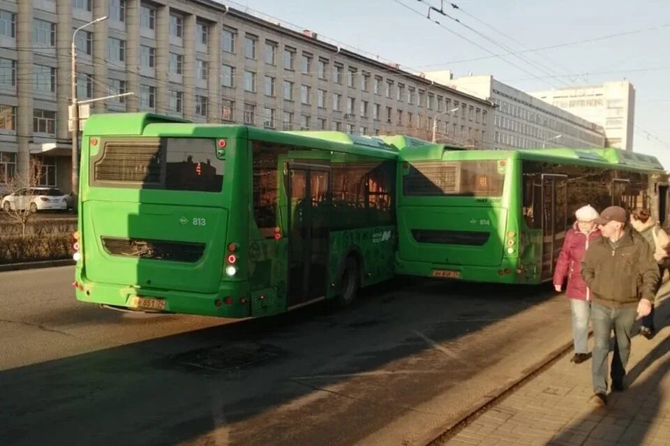 Автобус 2 Челябинск. Зеленый автобус. Фото из автобуса. Троллейбус Челябинск.