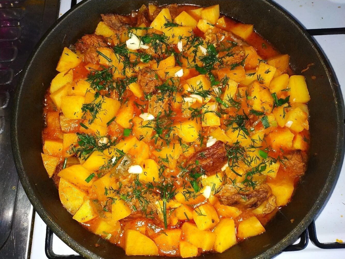 Мясо в казане с картошкой и овощами