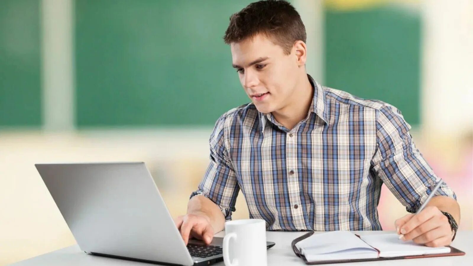 Человек работает и учится. Студент за компуктером. Подросток с ноутбуком. Студент с компьютером. Человек студент.