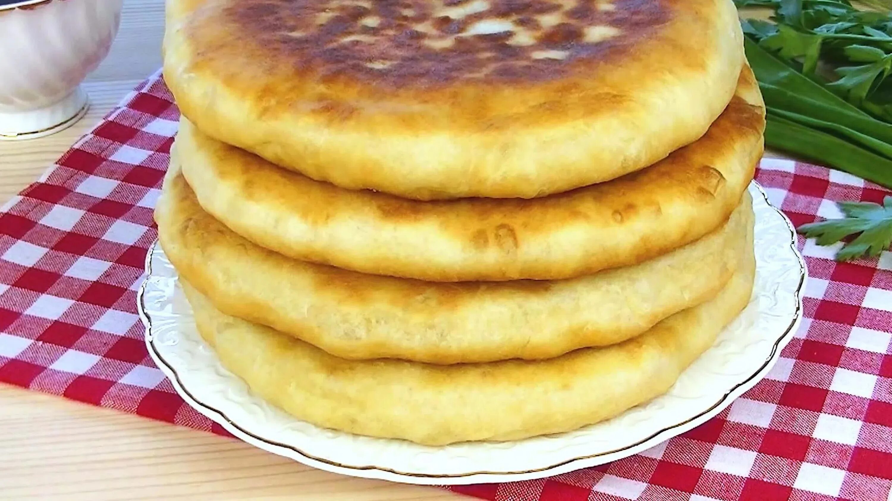 Лепёшки на кефире без яиц на сковороде. Сырные лепёшки на кефире. Пышные лепешки. Пушистые лепешки на кефире. Пресные лепешки.