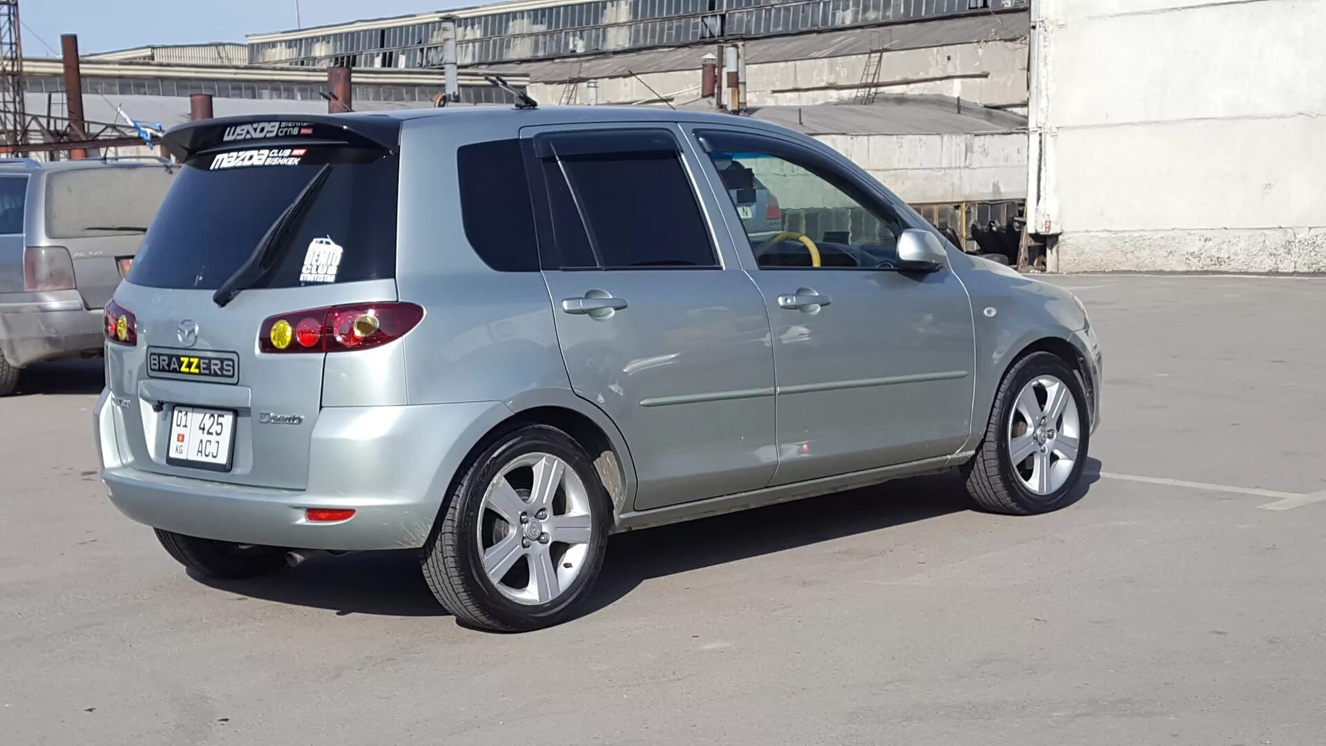 Mazda demio 2000. Резина на мазда демио. Резина на мазда демио. Mazda demio dw3w. Mazda demio r17.