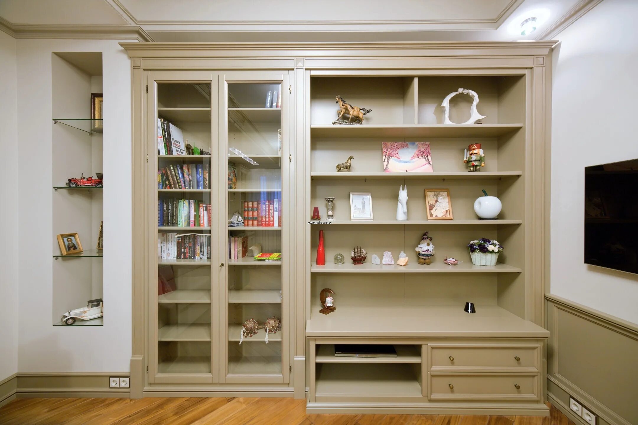 Книжный шкаф Фелипе Гранди белый. Шкаф для посуды Мистер Дорс. Книжный шкаф в нише. Встроенный книжный шкаф.