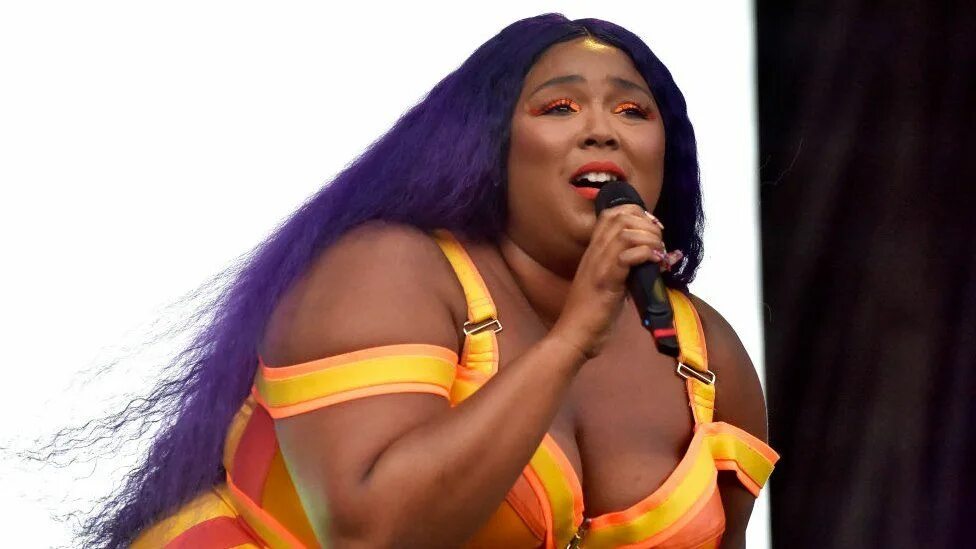 Lizzo перевод. Рэперша lizzo. Lizzo обложка альбома. Lizzo перевод. Lizzo перевод.