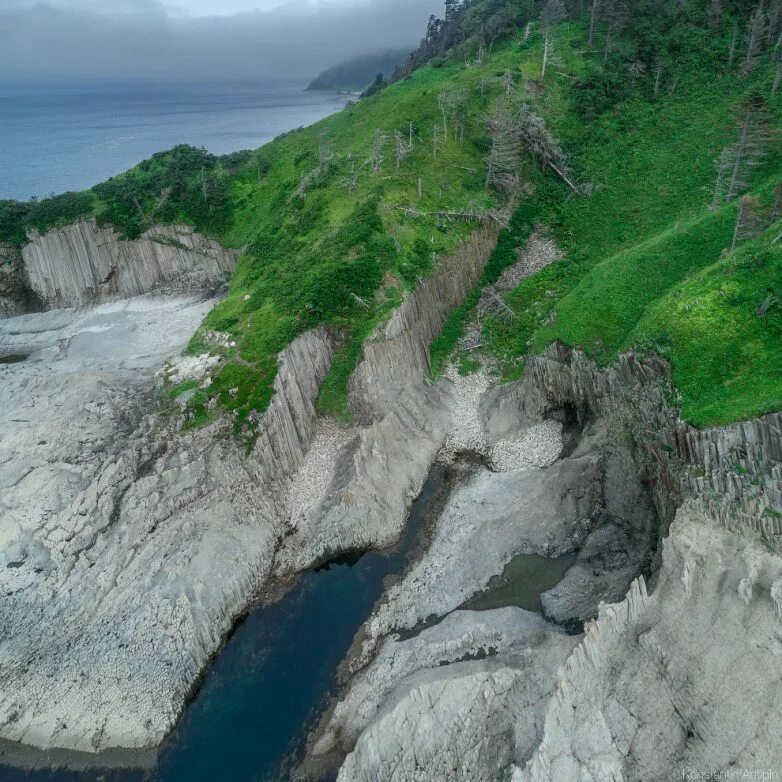 Южно курильск море. Остров итуруп курильские острова. Остров южный кунашир. Остров кунашир южно курильск. Остров кунашир горячий пляж южно курильск.