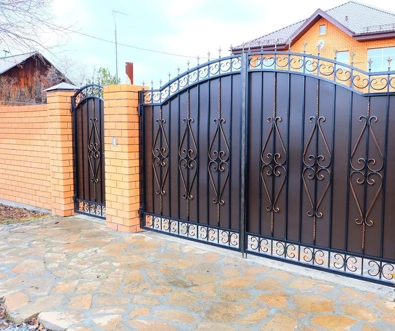 Железные кованые ворота. Откатные ворота 5500 с калиткой. Кованые ворота сикард. Ворота металлические. Ворота революшен дорхан.