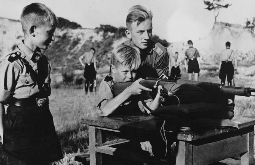 Фашистские школы. Дети Гитлерюгенд в Германии 1930 годы.