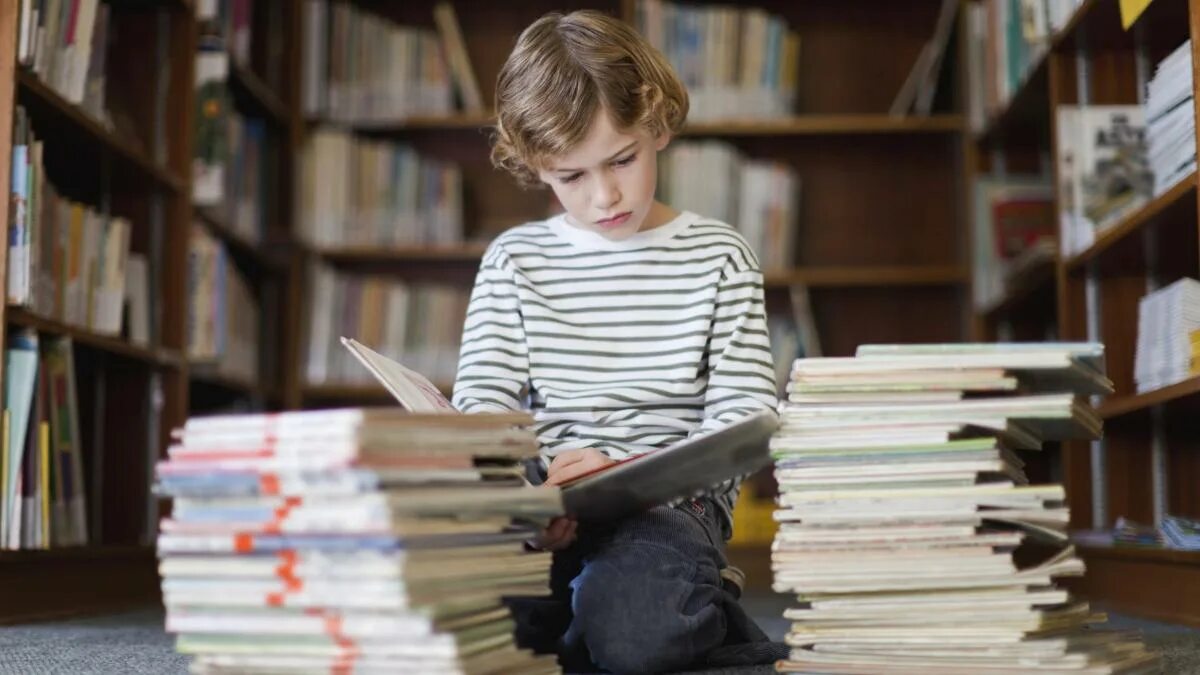 Книги на английском. Читатели в библиотеке. Дети в библиотеке. Чтение книг. Книги для детей.