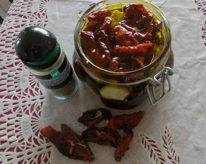 Вяленые томаты в масле. Вяленые помидоры что с ними приготовить рецепты. Томат сушеный кусочками. Вяленые помидоры что с ними приготовить рецепты. Вяленые помидоры с прованскими травами.