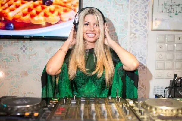 Диджей далленбах. Диджей далленбах актер. Эй диджей давай давай веселей. Диджей далленбах. Диджей папулин.