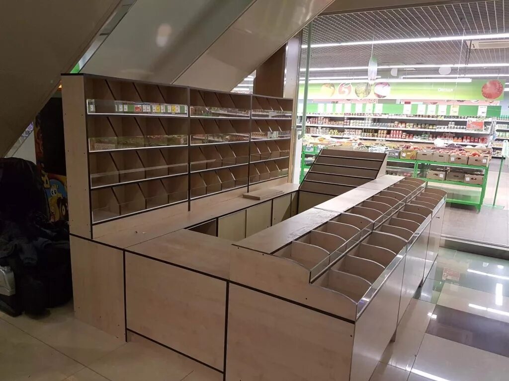 магазин пода. витрина для церковной лавки. мебель для торговых помещений.