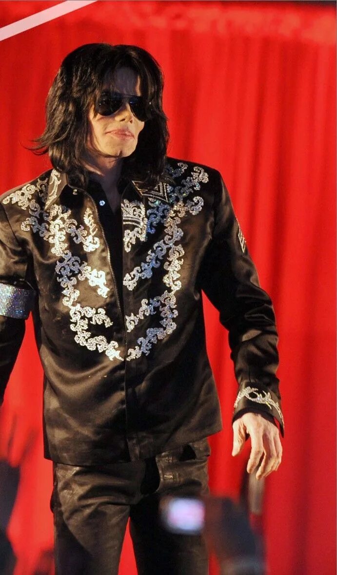 Самая популярная песня майкла джексона. Джексон вернулся. Michael jackson alive comeback. Джексон вернулся. Джексон вернулся.