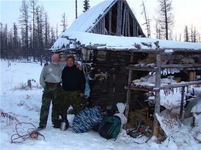 Лесная избушка в тайге. Отшельники в тайге. Отшельники в тайге. Зимовье внутри. Поход в тайгу.