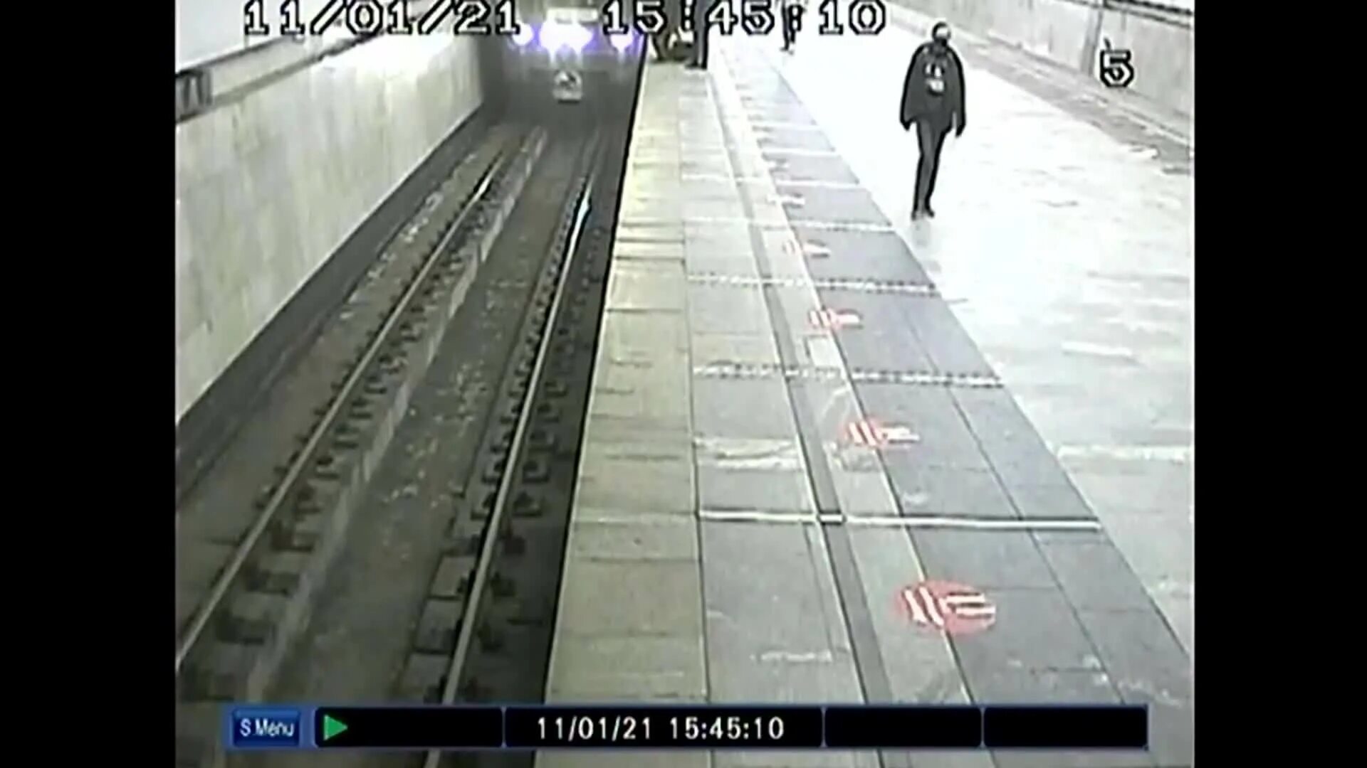 Человек между платформой и поездом. Ребенок упал с поезда. Неопака девочка спрыгнувшая под поезд. Ребенок упал на рельсы в метро. Камера наблюдения на рельсах.