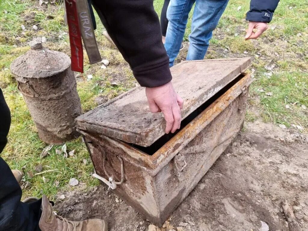 Зарытый клад. Закопать клад. Откопал клад. Пиратское золото. Вырытый клад.