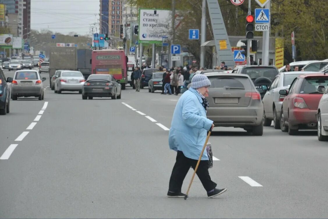 Пешеход перебегает дорогу. Пешеход в неположенном месте. Бабка на дороге. Переходит дорогу в неположенном месте. Пешеход на проезжей части.