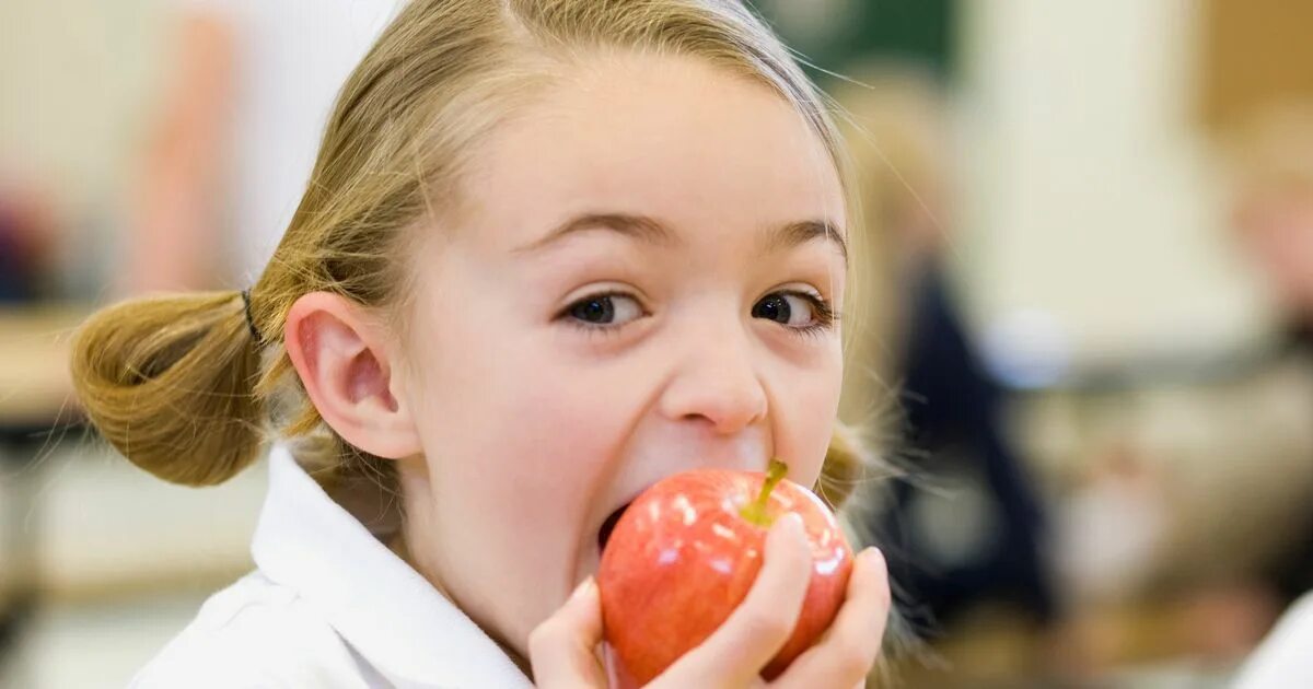 Где есть девочки. Девочка ест яблоко. Ребенок кушает яблоко. Подросток ест яблоко. Кушать яблочки.