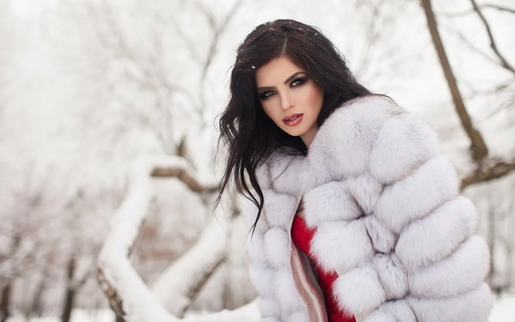 Самой толстой снежной шубой накрывал. Шуба Mishel 50683. Даниелла Димитровска fur Coat.