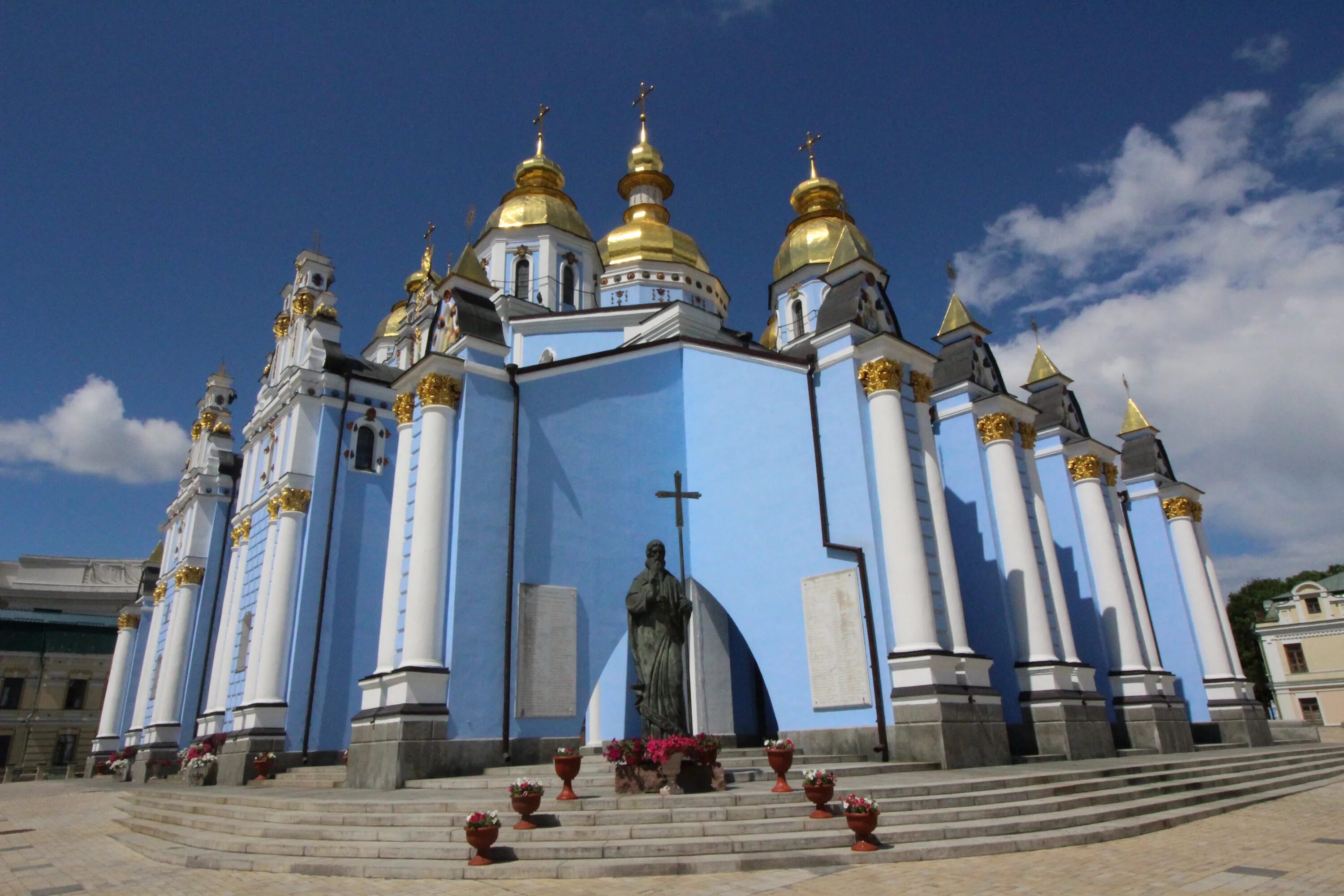 В контакте киев украина. Михайловский Златоверхий монастырь. Михайловский Златоверхий монастырь купола. Храм Украины в Киеве белый.