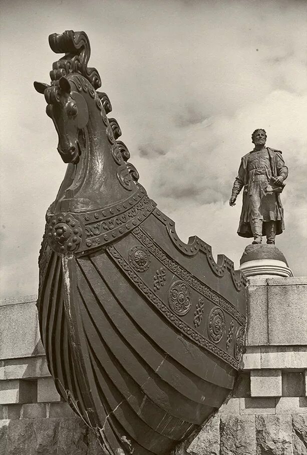 Памятник хождение за три. Памятник Никитину в Твери. Памятник Афанасию Никитину в Твери памятник.