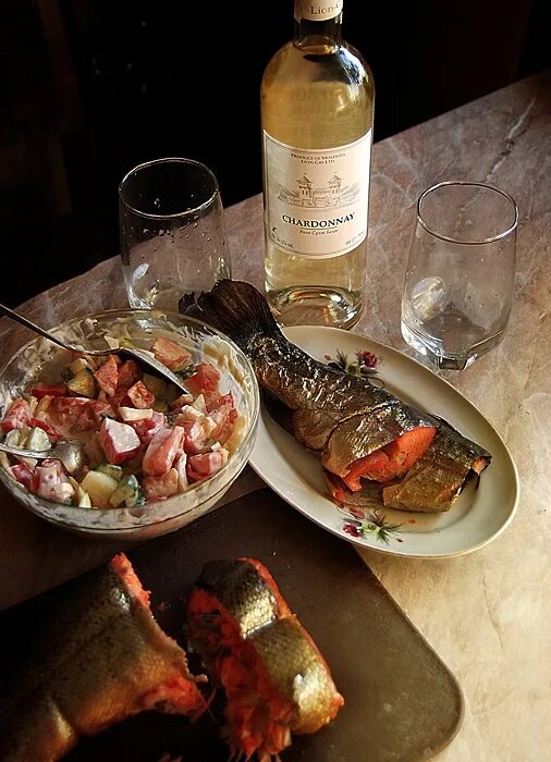 Вино с сушеной рыбой. Романтический ужин с вином. Вино и морепродукты. Праздничный стол с вином. Вино на столе.