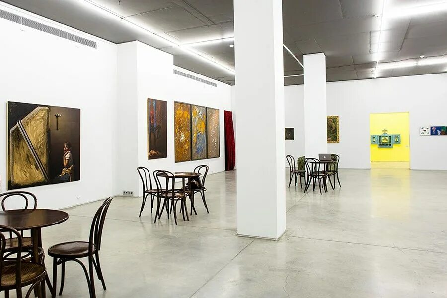 современная картинная галерея. усадьба ардалионова в москве выставочный зал. выставочный зал «галерея xxi век». помещение выставочного зала. выставочный зал интерьер.