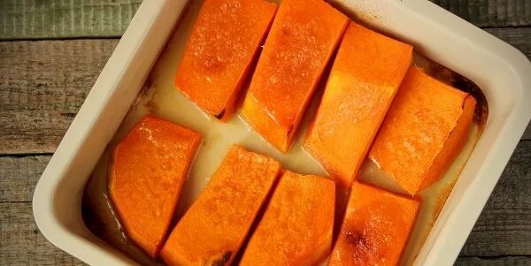 Запечь тыкву в духовке без ничего. Тыква пареная в духовке. тыква в духовке кусочками на противне. тыква запечённая в духовке кусочками с сахаром. тыква пареная в духовке кусочками.