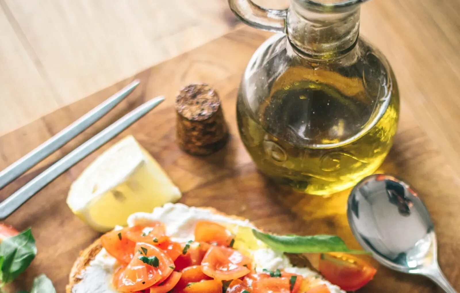 Можно ли в пост употреблять растительное масло. Масло оливковое Mediterranean. Горячая пища с растительным маслом. Свеча из оливкового масла. Масло подсолнечное макро.