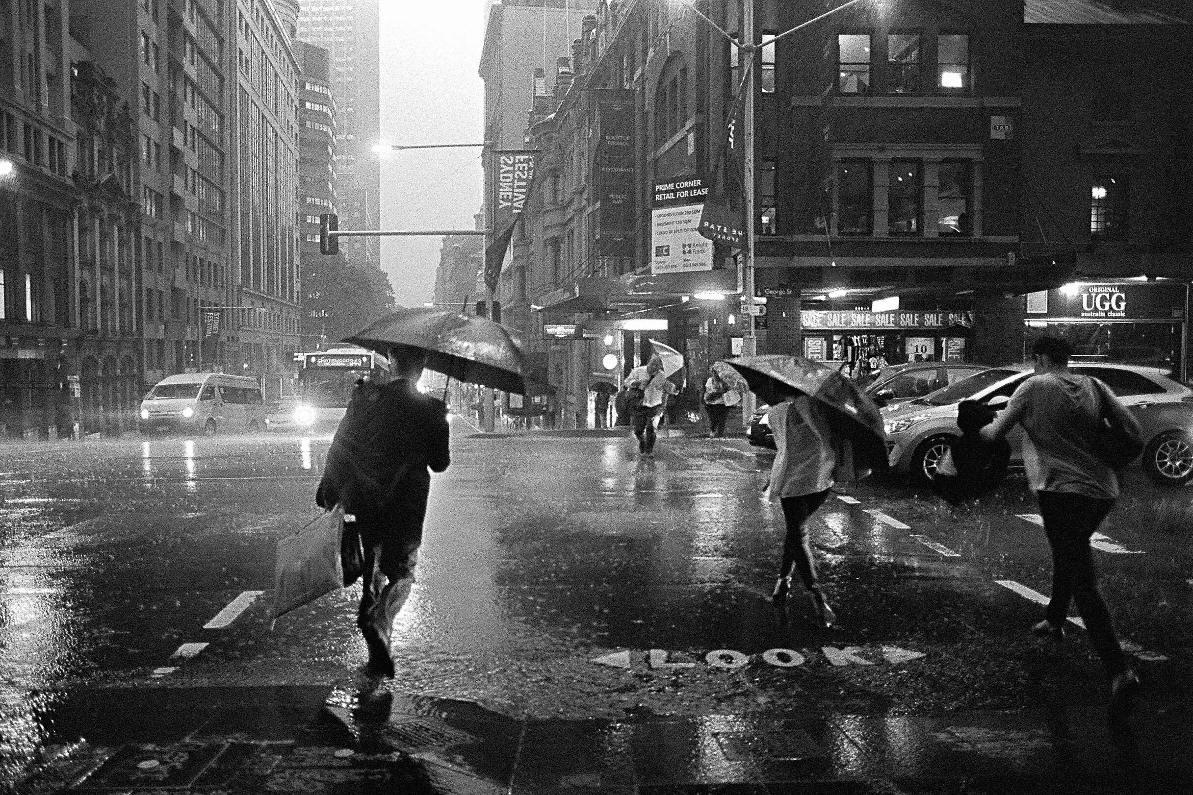 It s started raining. Дождливый сидней. raining. rain in street. rainy day in the street.