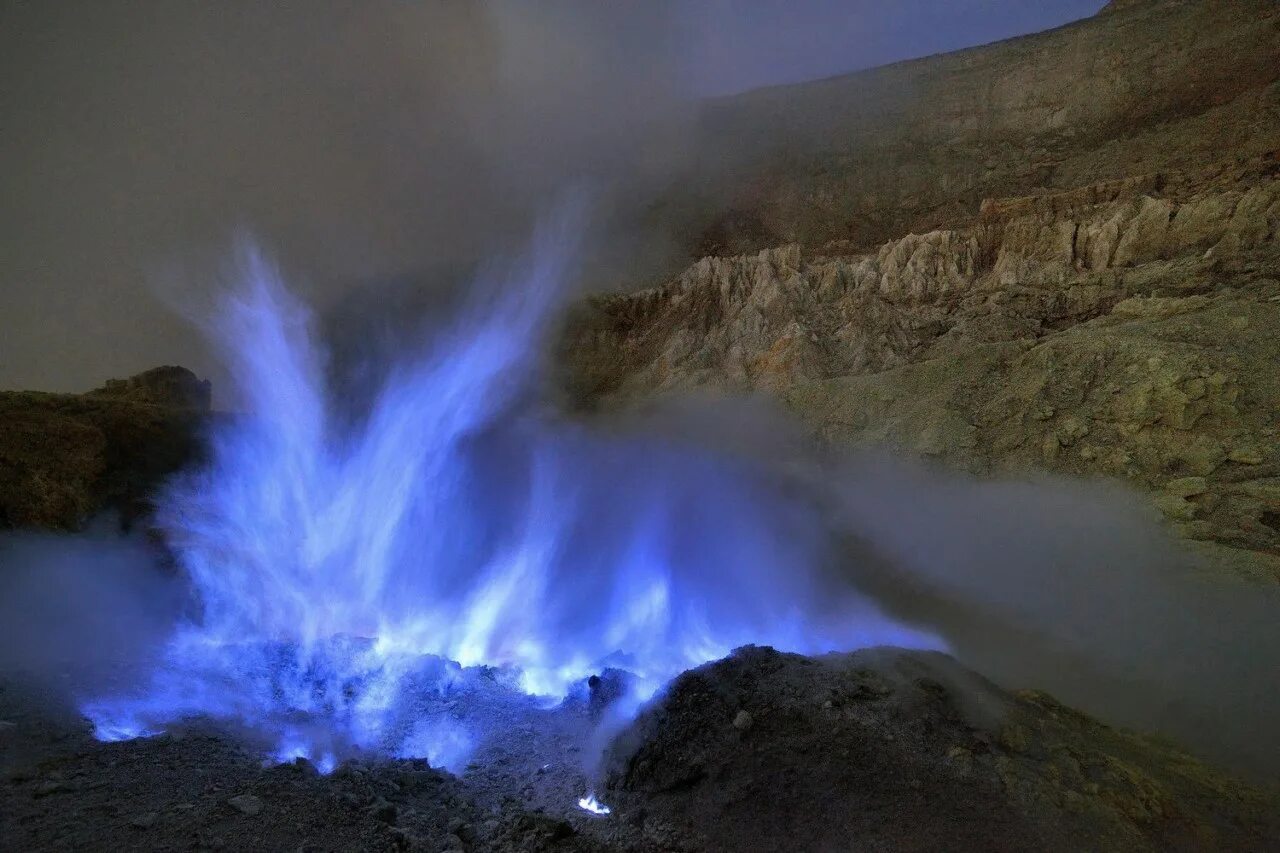 Вулкан кава Иджен Индонезия. Голубая лава вулкана Кавах Иджен. Вулкан Иджен сера. Озеро вулкана Иджен. Сероводород в озерах