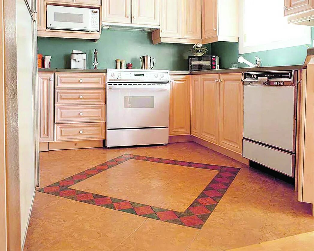Какой пол в квартире. Плитка на кухню на пол. Плитка на пол для маленькой кухни. Линолеум для кухни. Плитка и ламинат на кухне.
