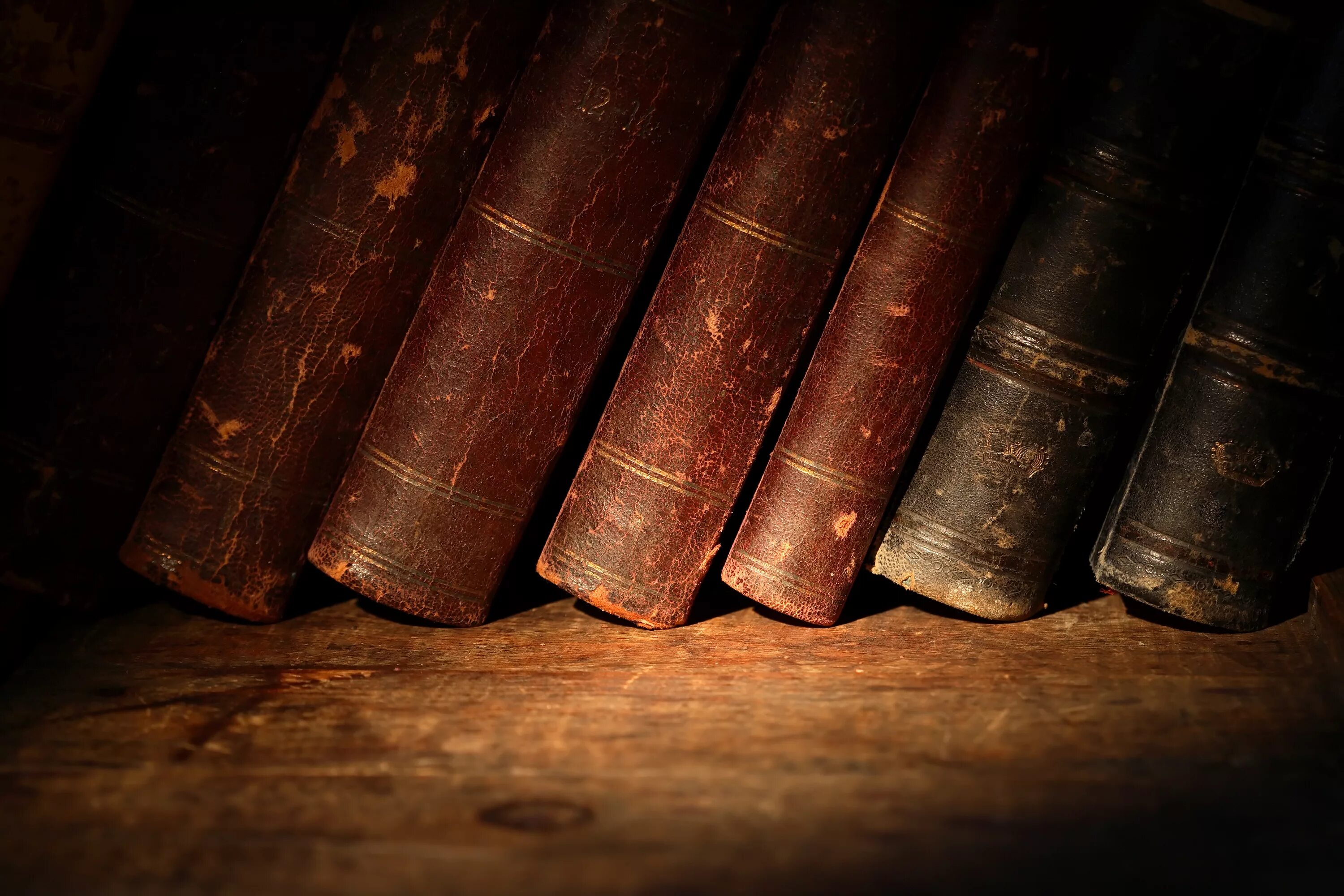 Художественная литература. Корешки старинных книг. Иллюстрации старинных книг. Старинные и новые книги. Иллюстрации старинных книг.