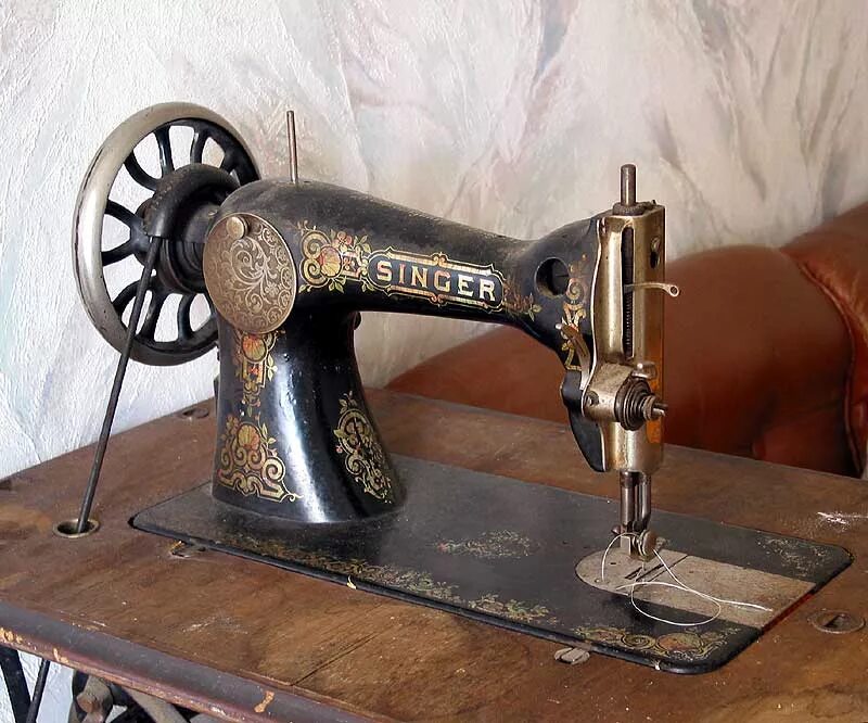 Французские швейные машинки. Зингер 1910. Швейная машинка Зингер 19 век. Первая машинка Зингер. Зингер швейная машинка 1870.